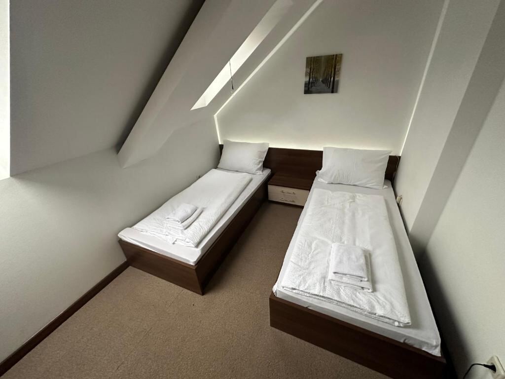 Twin room with two single beds at Sobe Korzo, Sisak